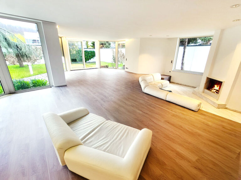 Büro und Seminarräume von Kröber Kommunikation in Leonberg. Hier zu sehen der Innenbereich mit Lounge und Kamin.